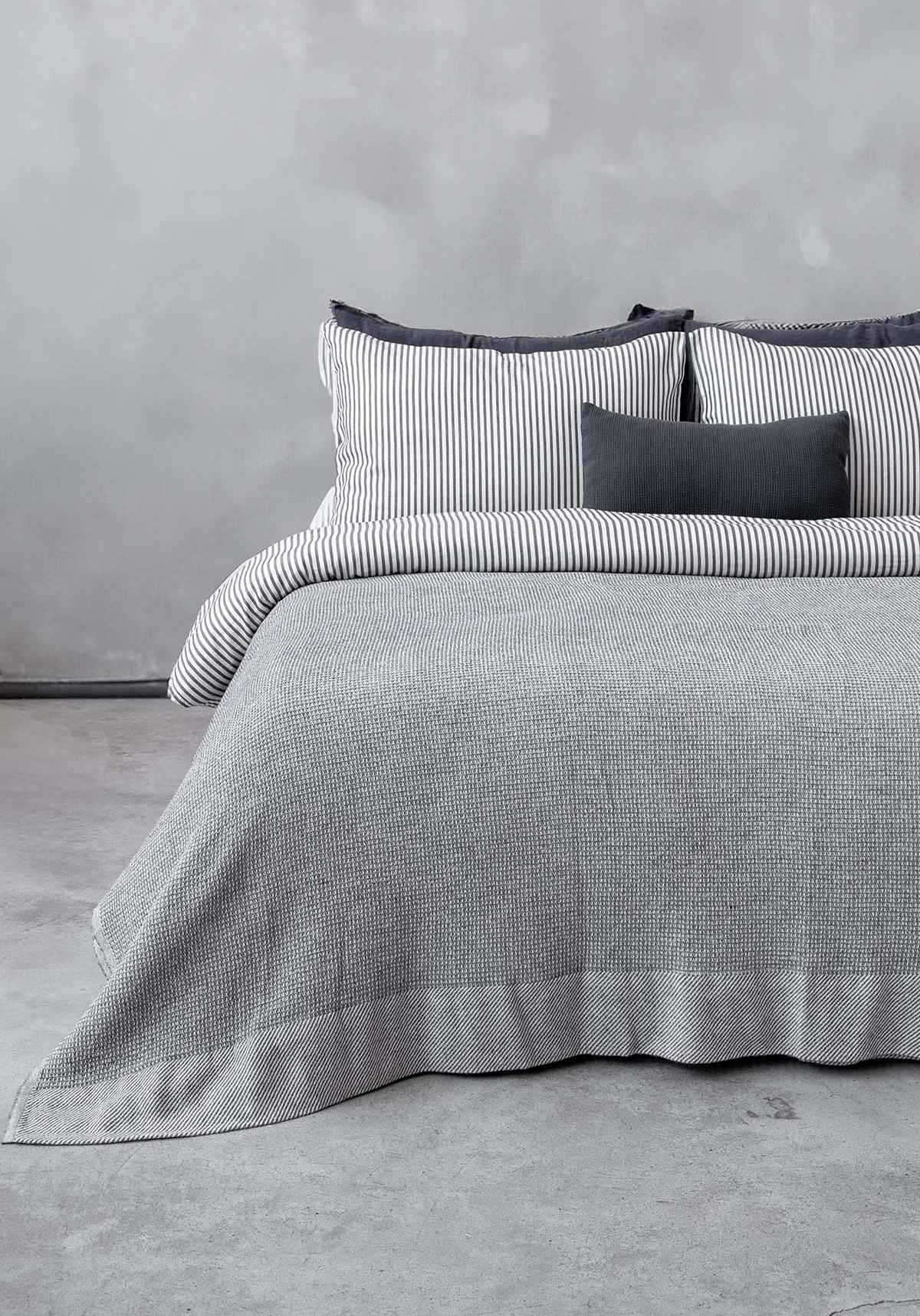 Pergamon Throw in Grey